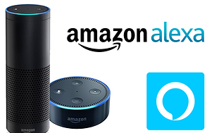 Amazon Alexa-logotypen åtföljs av två produkter-roststyrning-enheter: ett högt cylindriskt Echo och en liten rund Echo Dot, som visar upp deras eleganta design och avancerade röststyrningsfunktioner.