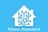 Ett vitt hus med ett kretsliknande nätverk inuti på blå bakgrund. Texten nedan lyder "Home Assistant, för sömlös hemautoinstallation.
