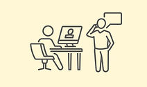 Illustration av en person som sitter vid ett skrivbord och använder en dator med en annan som står i närheten och erbjuder datorhjälp hemma, vilket indikeras av pratbubblan.