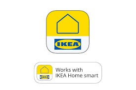 Gul och vit appikon med en huskontur och IKEA-logotypen. Texten nedan lyder "Fungerar med IKEA Home smart" för sömlös integration med Produkter-Hemautomationslösningar.