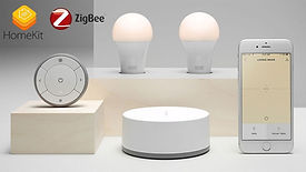 Upplev sömlös hemautomation med denna smarta belysningskonfiguration. Den innehåller två LED-lampor, en trådlös fjärrkontroll, en gateway-hubb och en smartphone som visar en kontrollapp. HomeKit- och ZigBee-logotyper är framträdande framträdande, och visar produkter-hemautomation i toppklass för ditt utrymme.