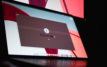 En bärbar datorskärm som visar inloggningsgränssnittet för en lösenordshanterare, perfekt för att förbättra cybersäkerheten. Perfekt för dig som söker datorhjälp hemma för att säkerställa en säker och effektiv digital hantering.