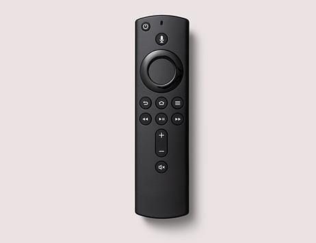 En elegant svart "hemma" TV-fjärrkontroll, utrustad med volym, uppspelningsfunktioner och en cirkulär navigeringsplatta, sticker ut mot en vanlig bakgrund.