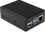 En liten svart dator med en räfflad yta, med USB-portar, en Ethernet-port, HDMI-portar och en strömknapp på ena sidan ger sömlös anslutning. Med Hemautoinstall-funktioner är installationen otroligt snabb och effektiv.